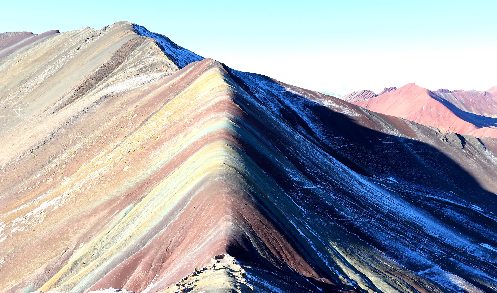 montaña de colores con nieve